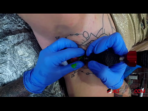 ❤️ Sully Savage, une chaudasse extrêmement tatouée, s'est fait tatouer le clitoris. Salopes  at fr.porn-list.ru ️❤
